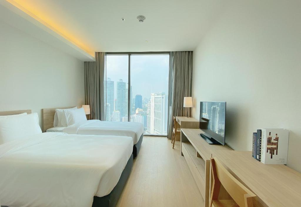 Oakwood Suites Bangkok Service Apartment Preview 6