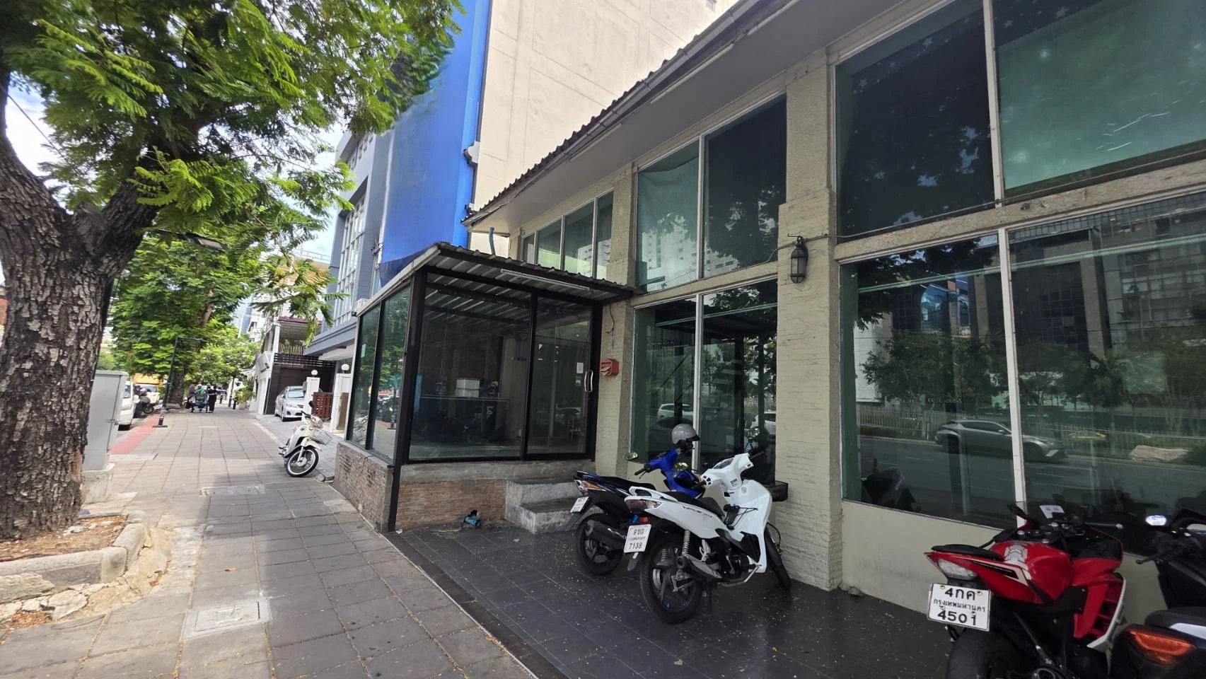 Standalone Commercial Building for Rent in Silom–Surawong Area, Close to Shopping Centers and Office Buildings