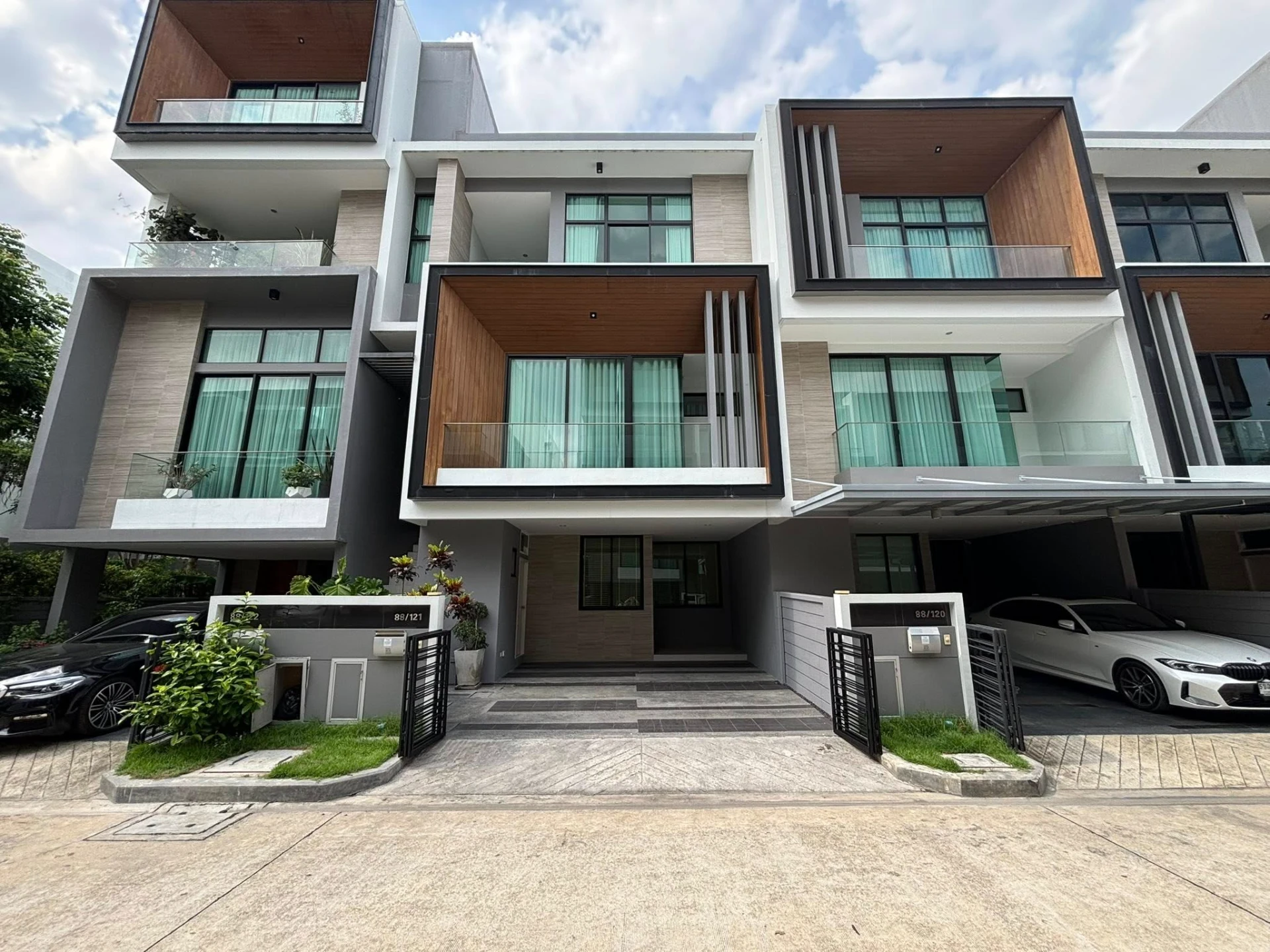 Nirvana Define Srinakarin-Rama 9 Townhome For Rent Preview 4