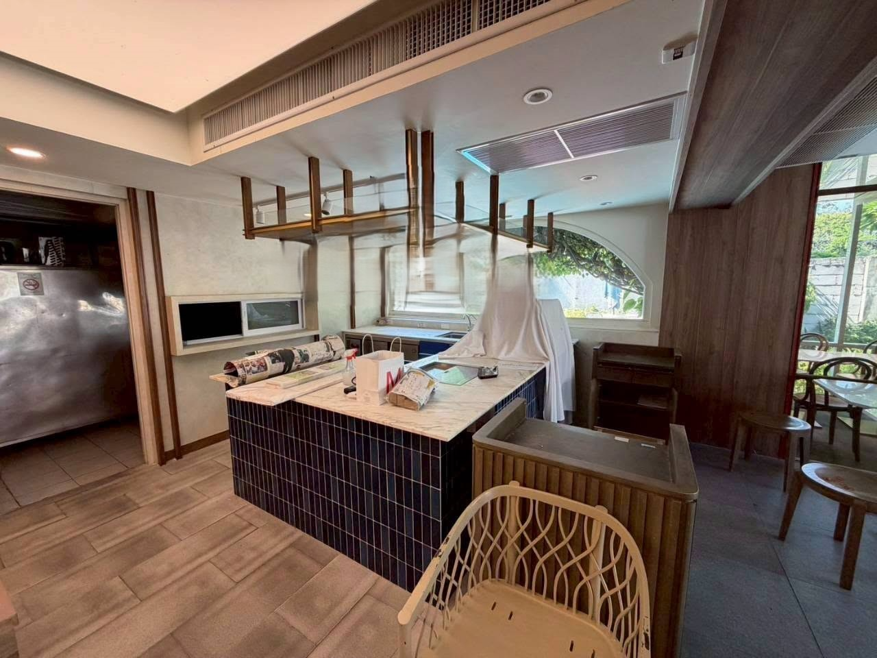 Fully Equipped Restaurant for Rent – Ari Samphan Preview 5