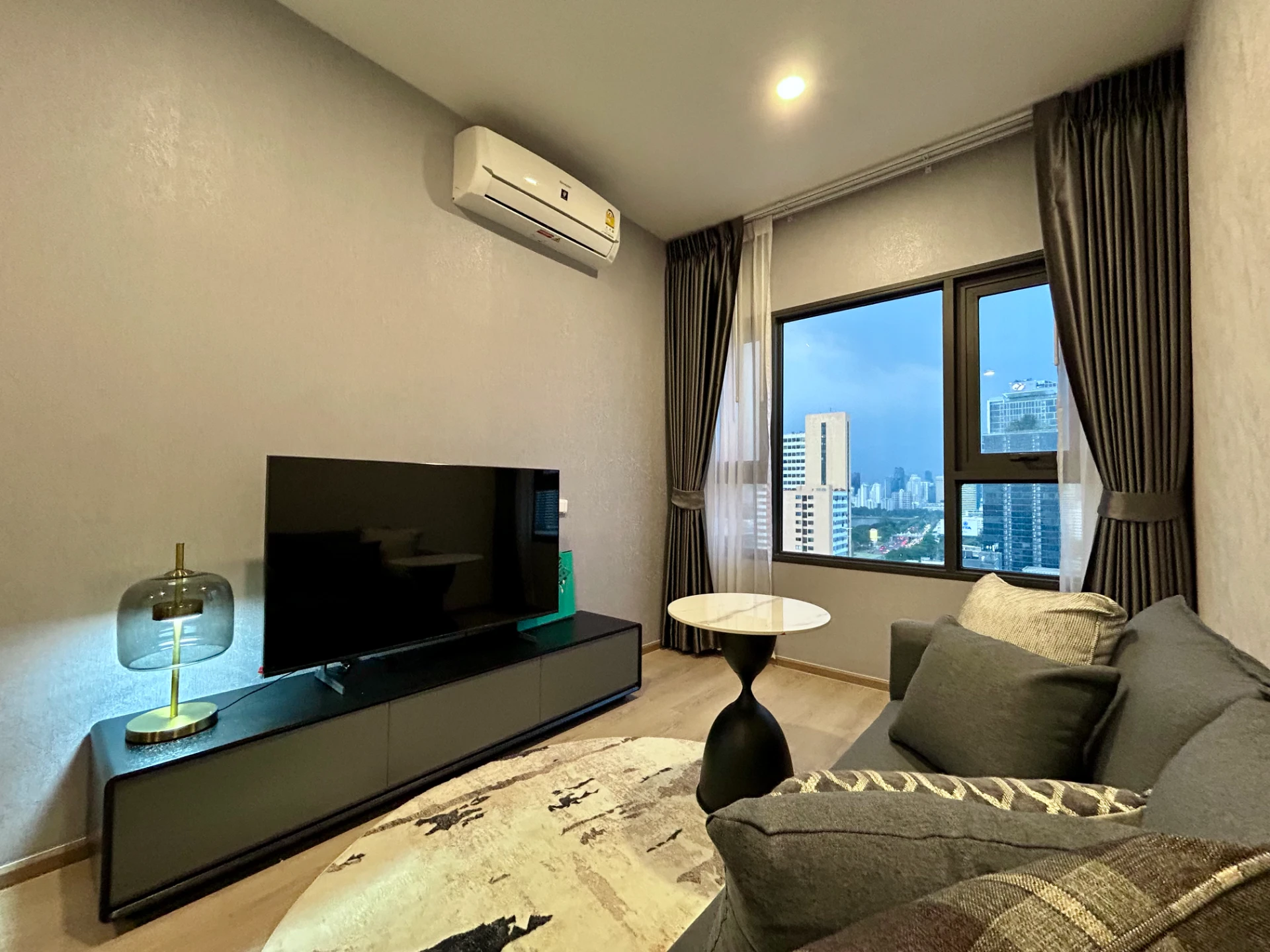 For Rent: Life Rama4 Asoke (Close to BTS Queen Sirikit National Convention Center) Rental Price: 26,000 THB/month Details: 1 Bedroom, 1 Bathroom Size: 35.44 sq.m. Floor: 18 Minimum Lease: 1 Year Deposit: 2 Months + 1 Month Advance Rent Fully Furni Preview 6