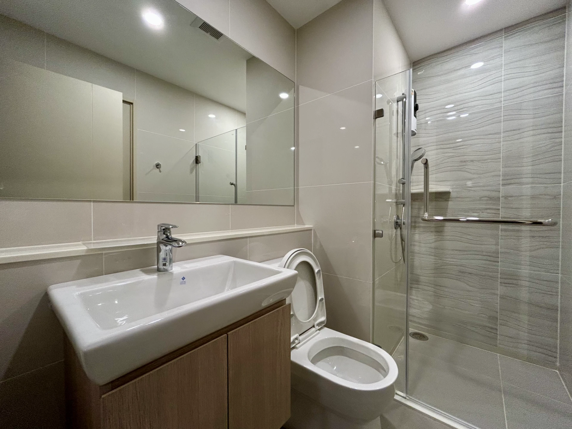 For Rent: Life Rama4 Asoke (Close to BTS Queen Sirikit National Convention Center) Rental Price: 26,000 THB/month Details: 1 Bedroom, 1 Bathroom Size: 35.44 sq.m. Floor: 18 Minimum Lease: 1 Year Deposit: 2 Months + 1 Month Advance Rent Fully Furni Preview 7
