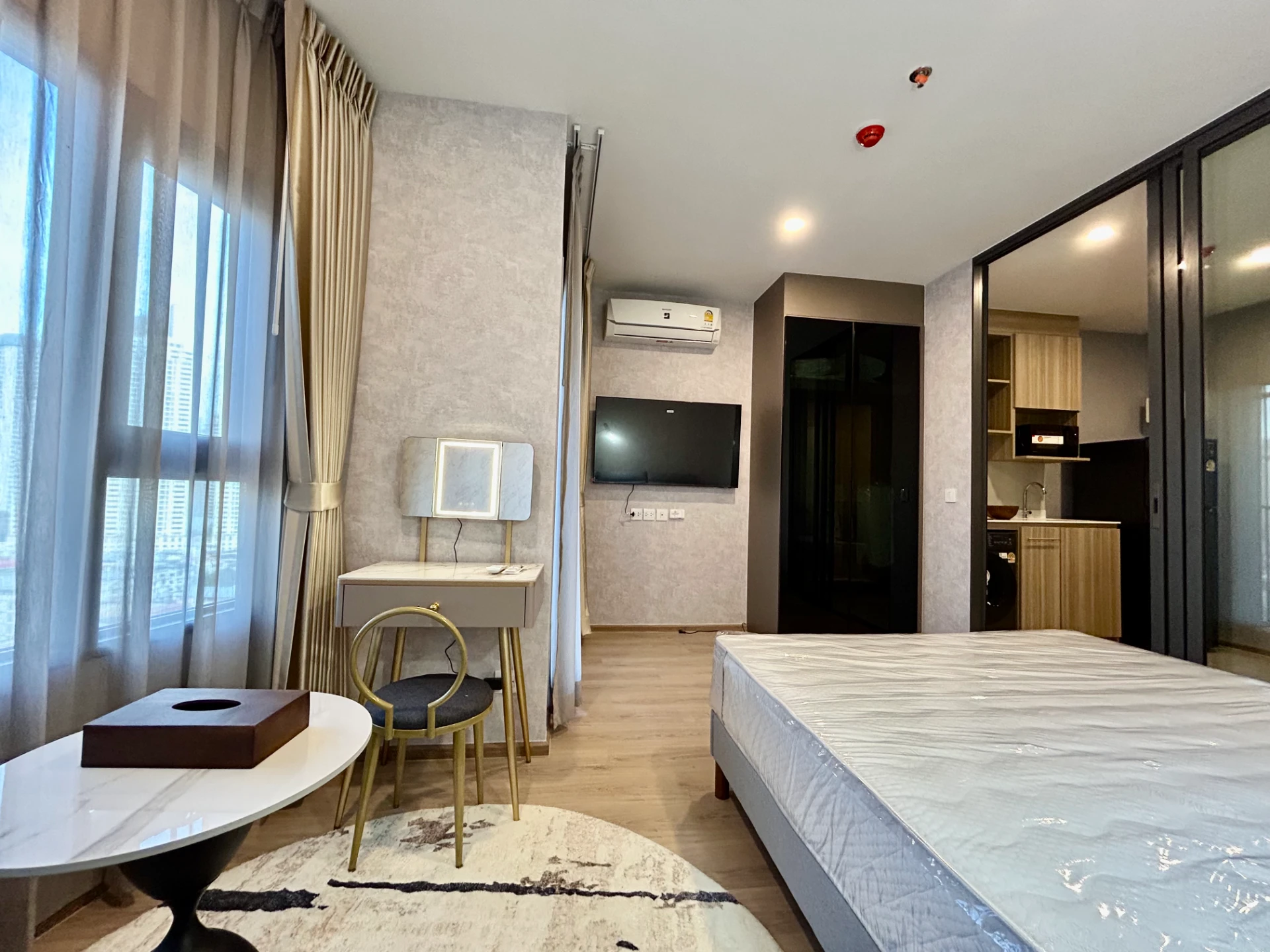 Life Rama4 Asoke (Close to BTS Queen Sirikit National Convention Center) Condo For Rent Preview 2