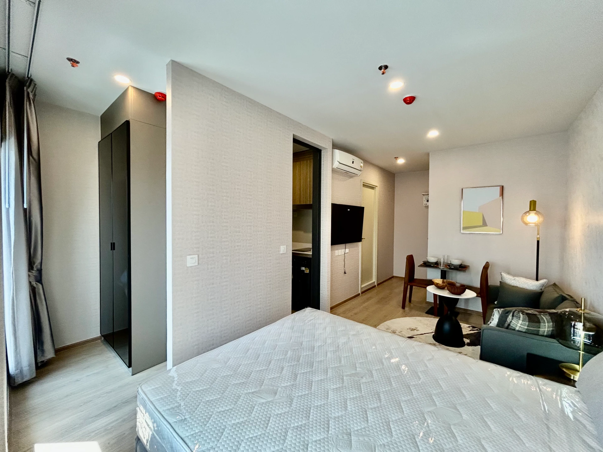 Life Rama4 Asoke (Close to BTS Queen Sirikit National Convention Center) Condo For Rent Preview 4
