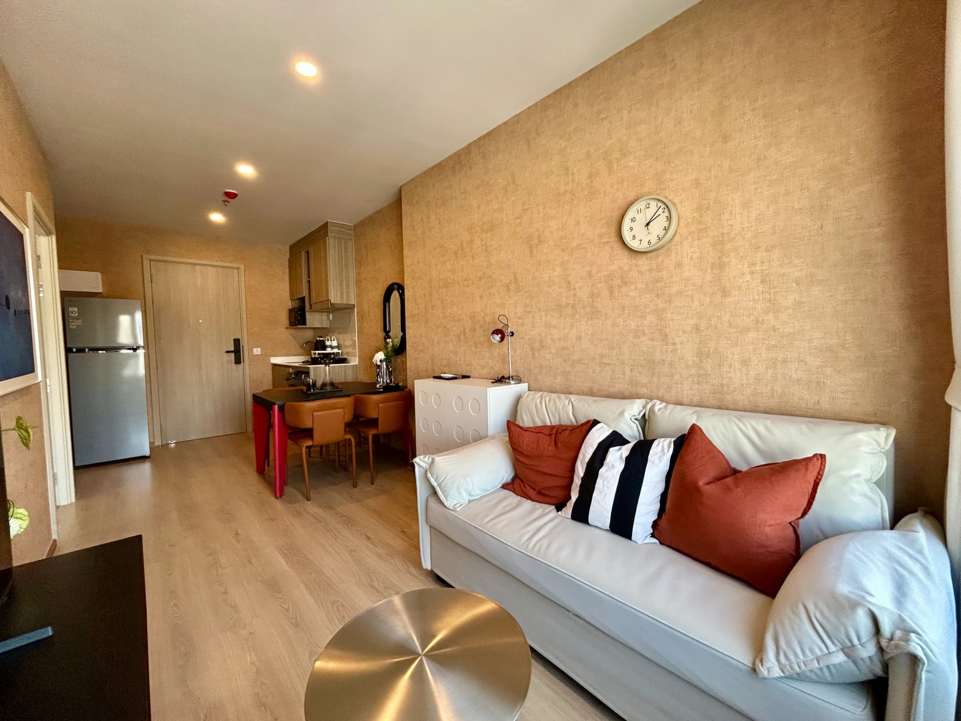 For Rent : Life Rama4 Asoke to MRT Queen Sirikit National Convention Centre (QSNCC)
