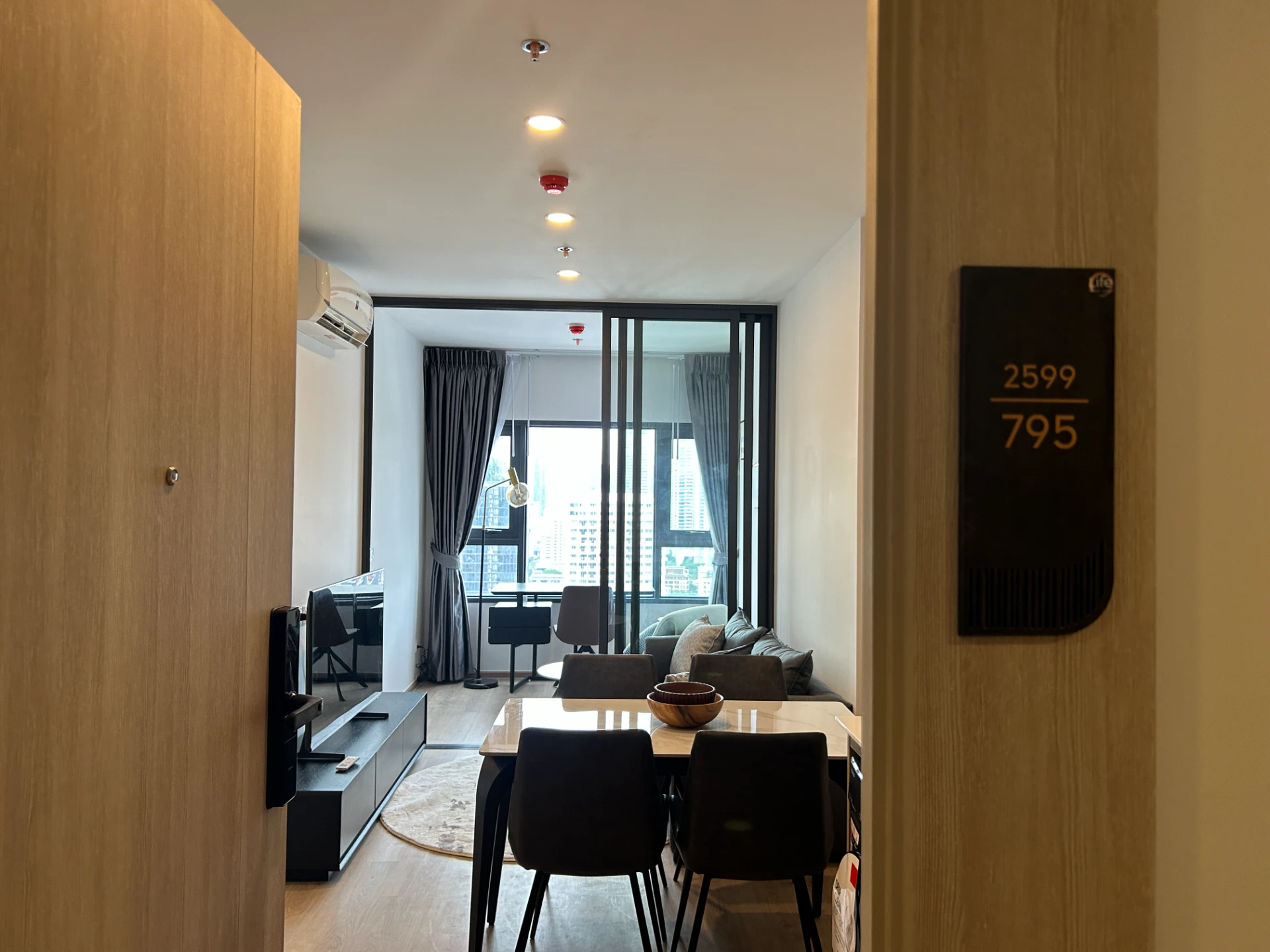 For Rent: Life Rama4 Asoke (Close to BTS Queen Sirikit National Convention Center)