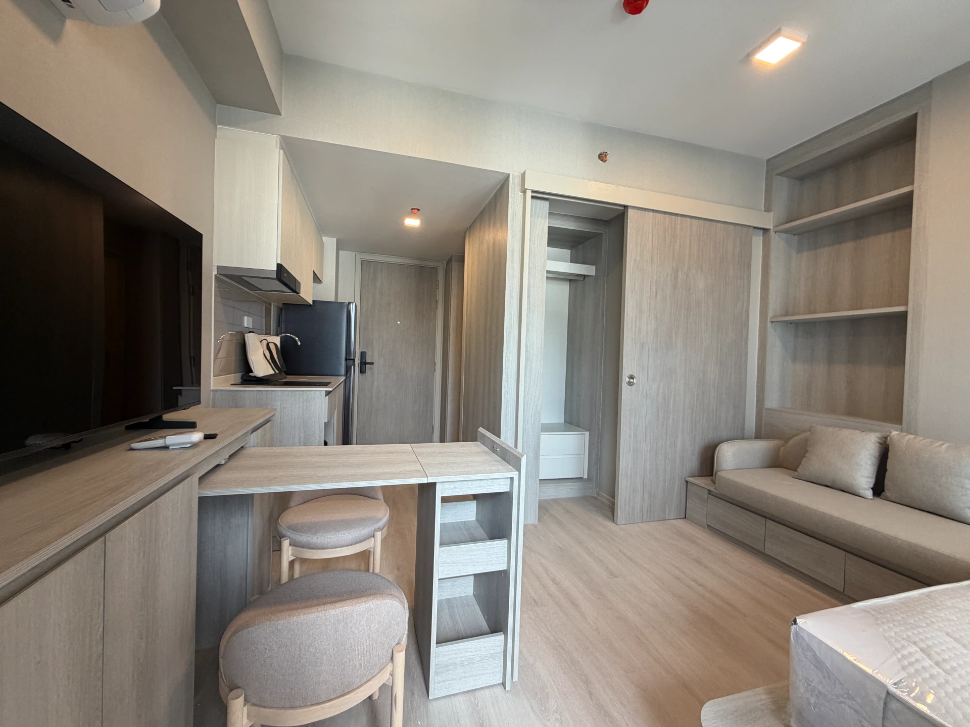 For Rent : COBE Ratchada Rama9  Close to MRT Huai Khwang