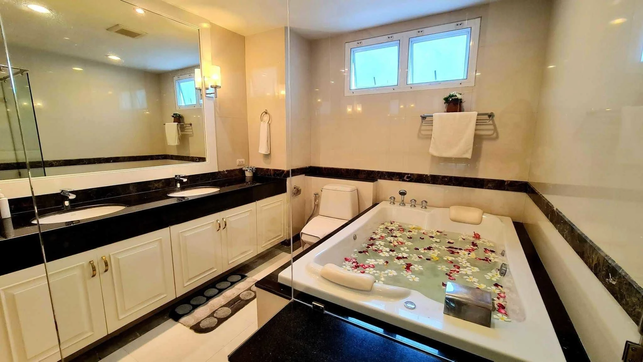Piyathip Place Serviced Apartment For Rent Preview 7