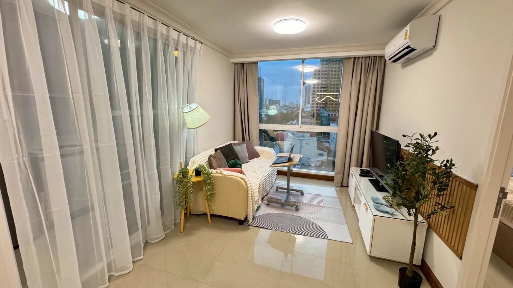 Chateau in town For Rent Preview 4