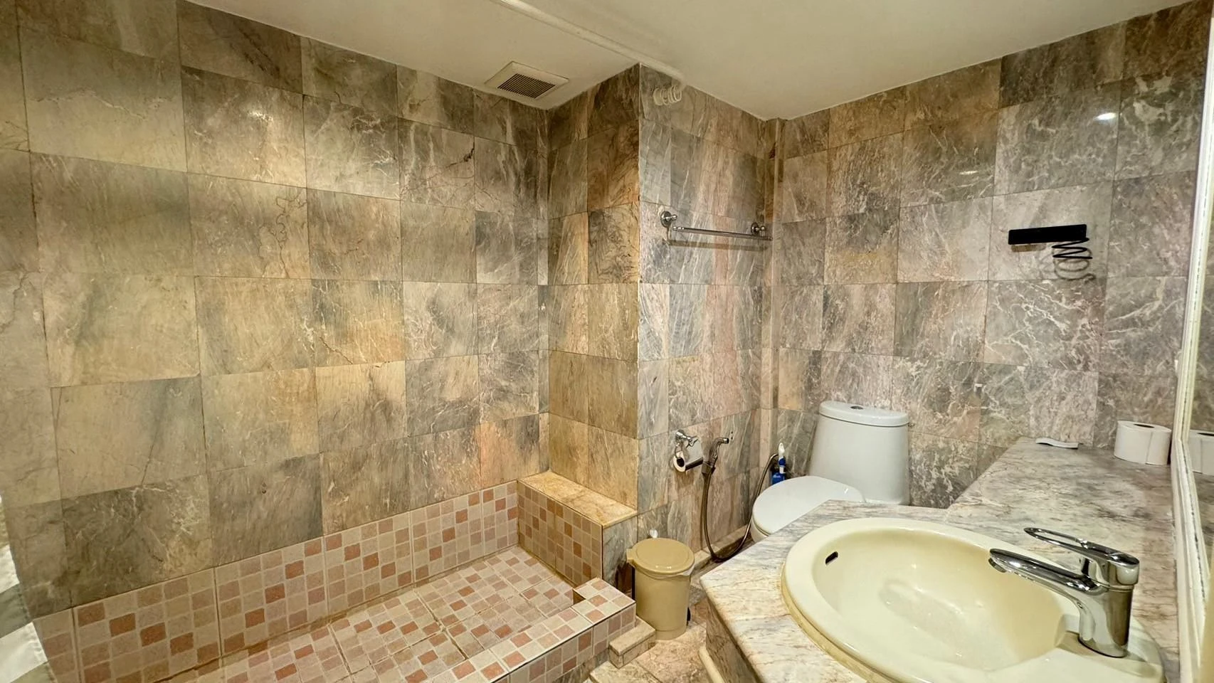 Saranjai Mansion For Rent Preview 6