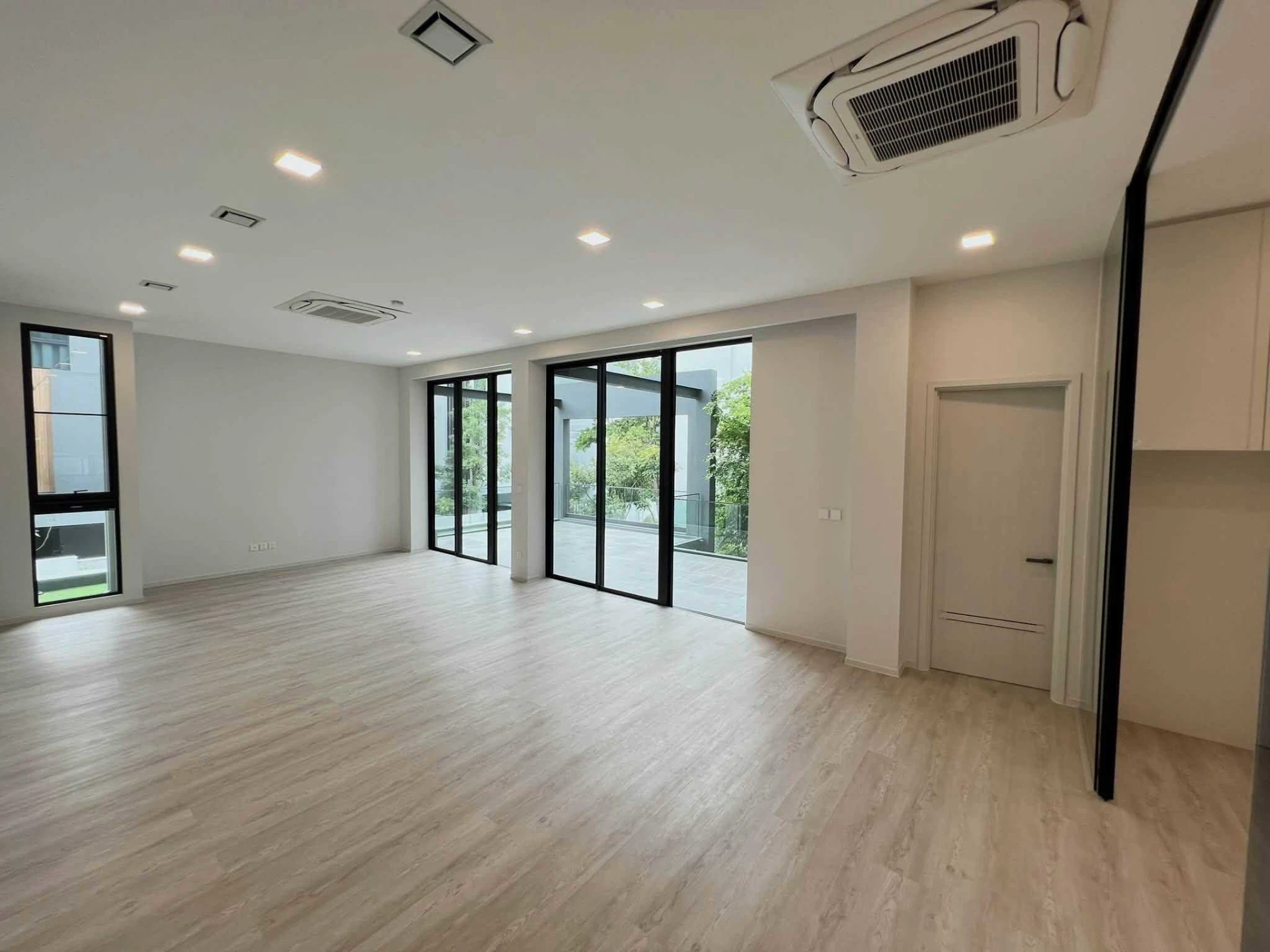 Vive Krungthep Krita For Rent Preview 2