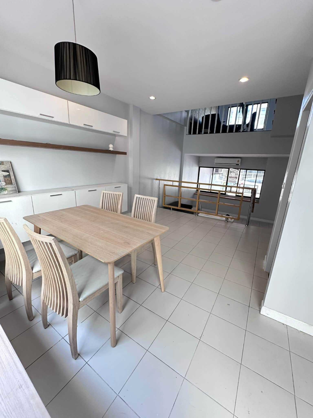 Baan Klang Mueang Ratchada Mengchai For Rent Preview 2
