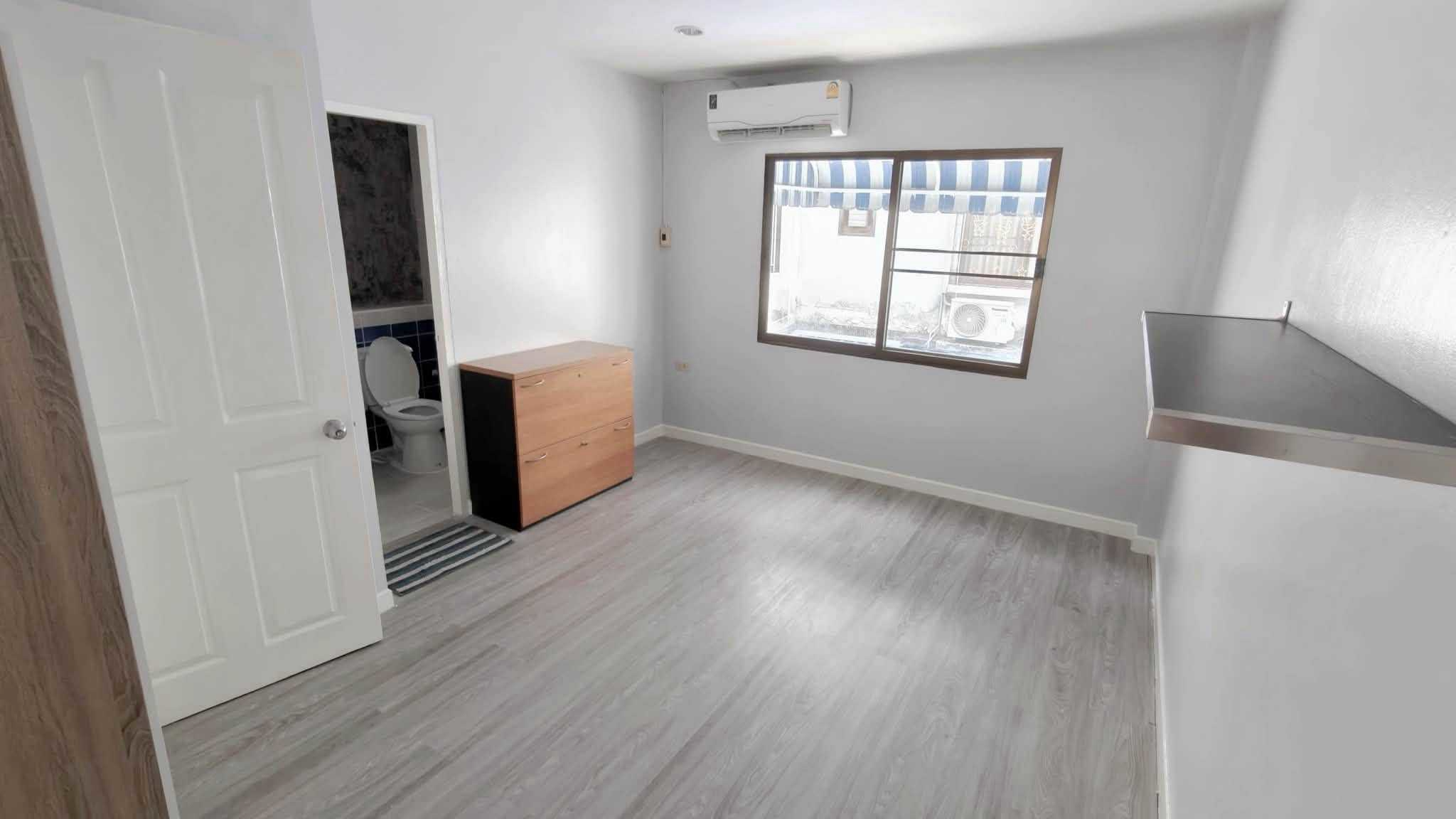 Baan Klang Mueang Ratchada Mengchai For Rent Preview 6