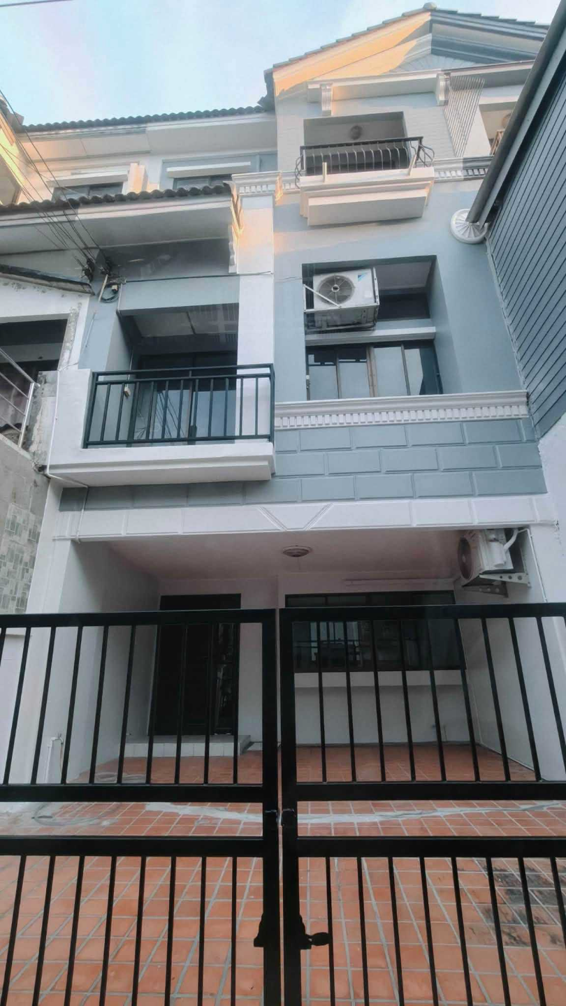 Baan Klang Mueang Ratchada Mengchai For Rent