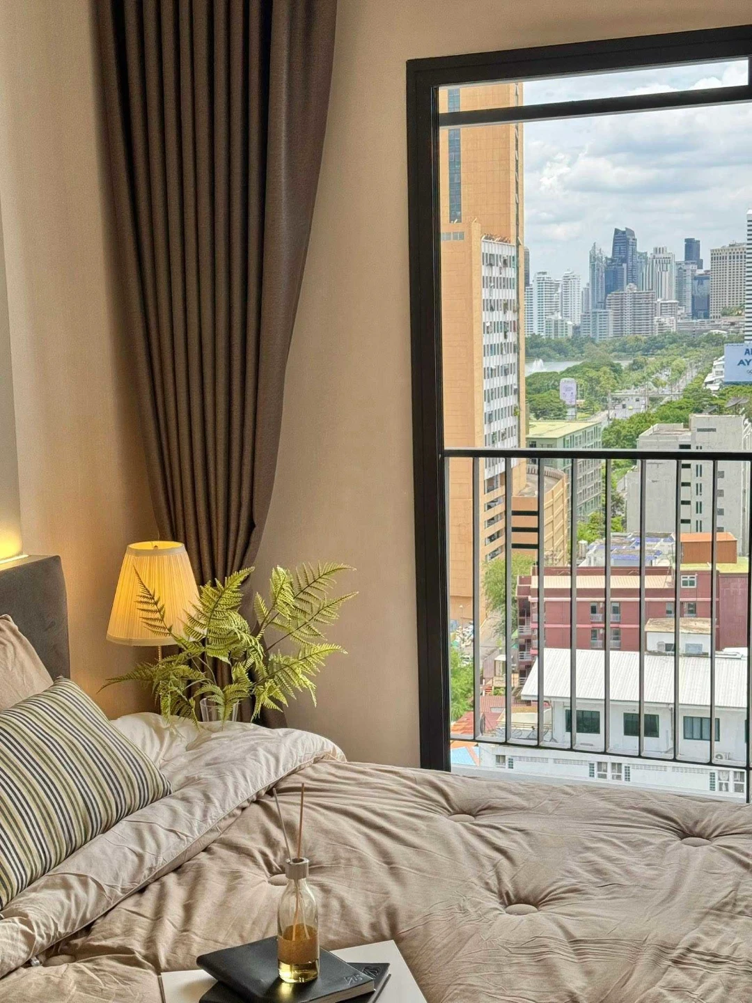 Life rama4-asoke condo For Rent