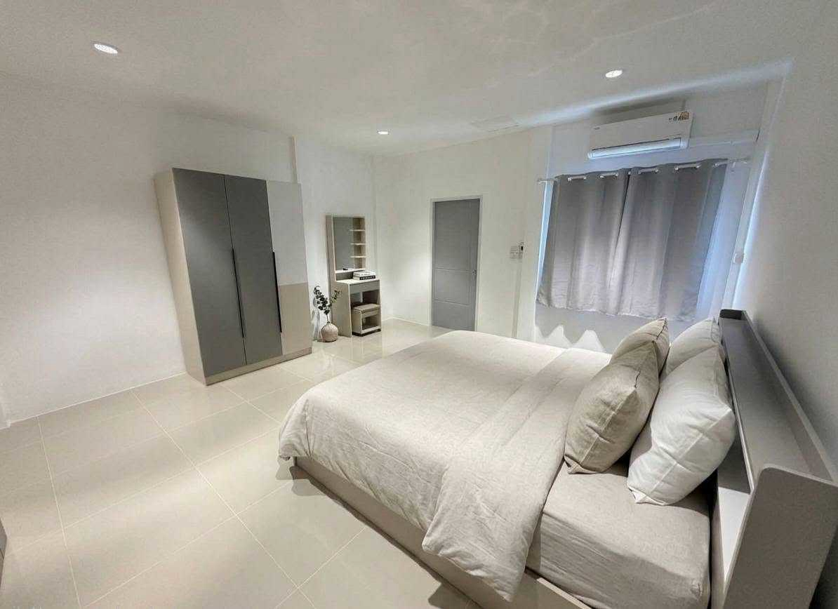 Townhome Soi Wachiratham Sathit 57, Yaek 18 For Rent