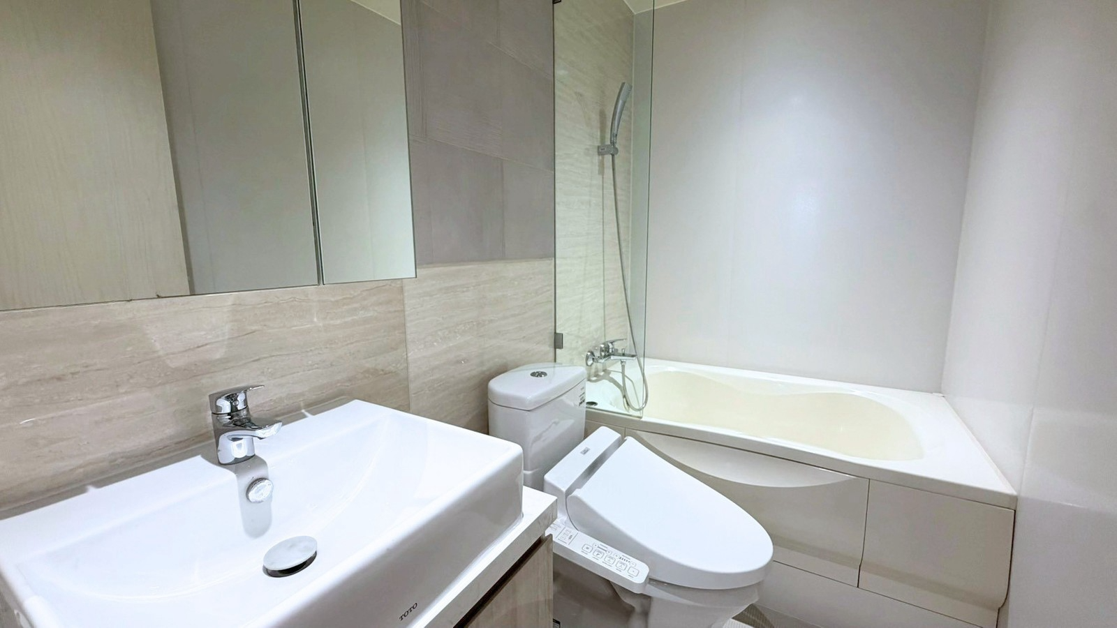 Runesu Thonglor 5 For Rent Preview 3